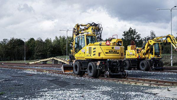 Kvalita dvoucestných rypadel ATLAS prověřená firmou STRABAG Rail